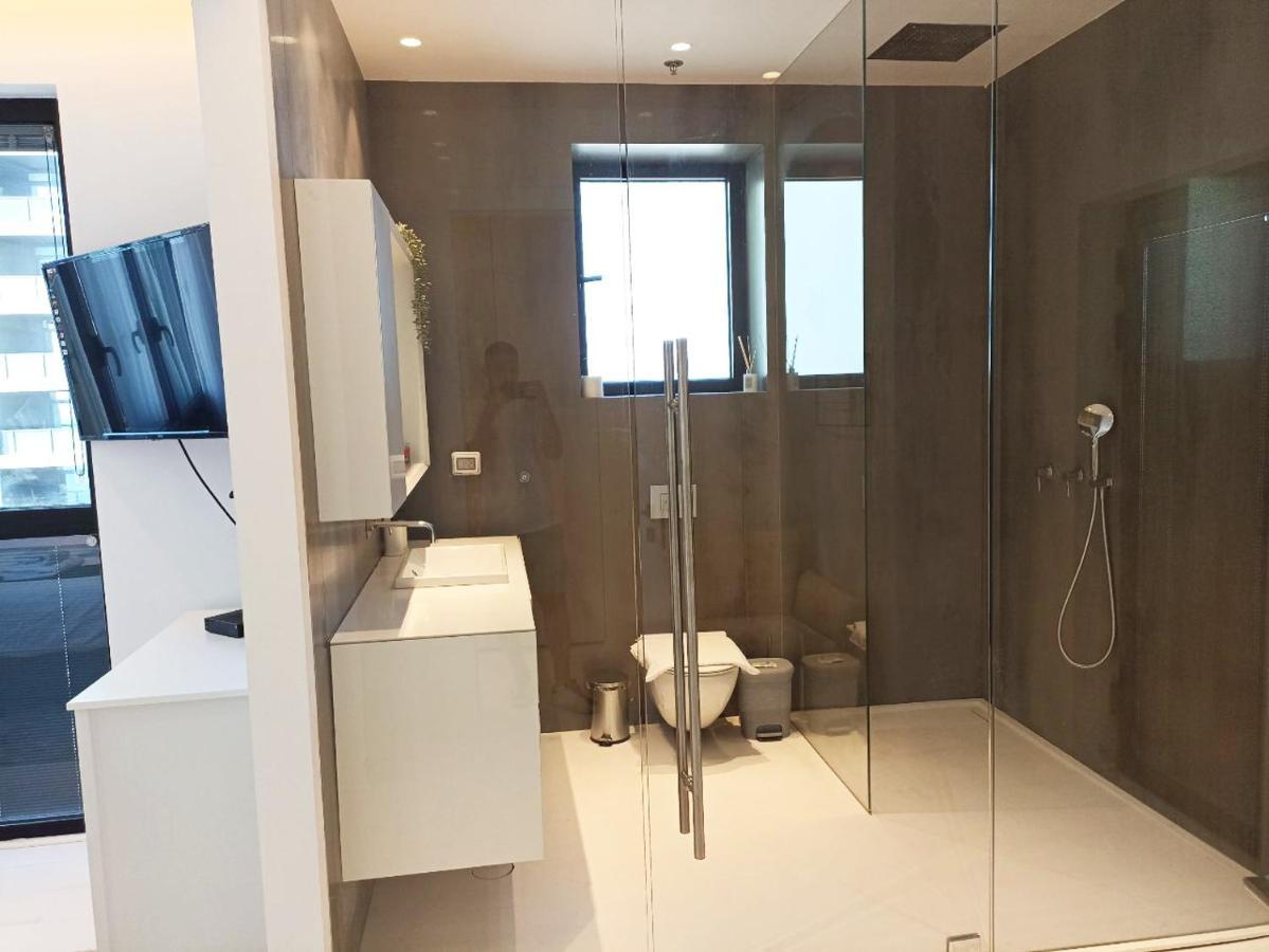 Yalarent Sea-Breeze Penthouse With Jacuzzi Apartment Bat Yam Bagian luar foto