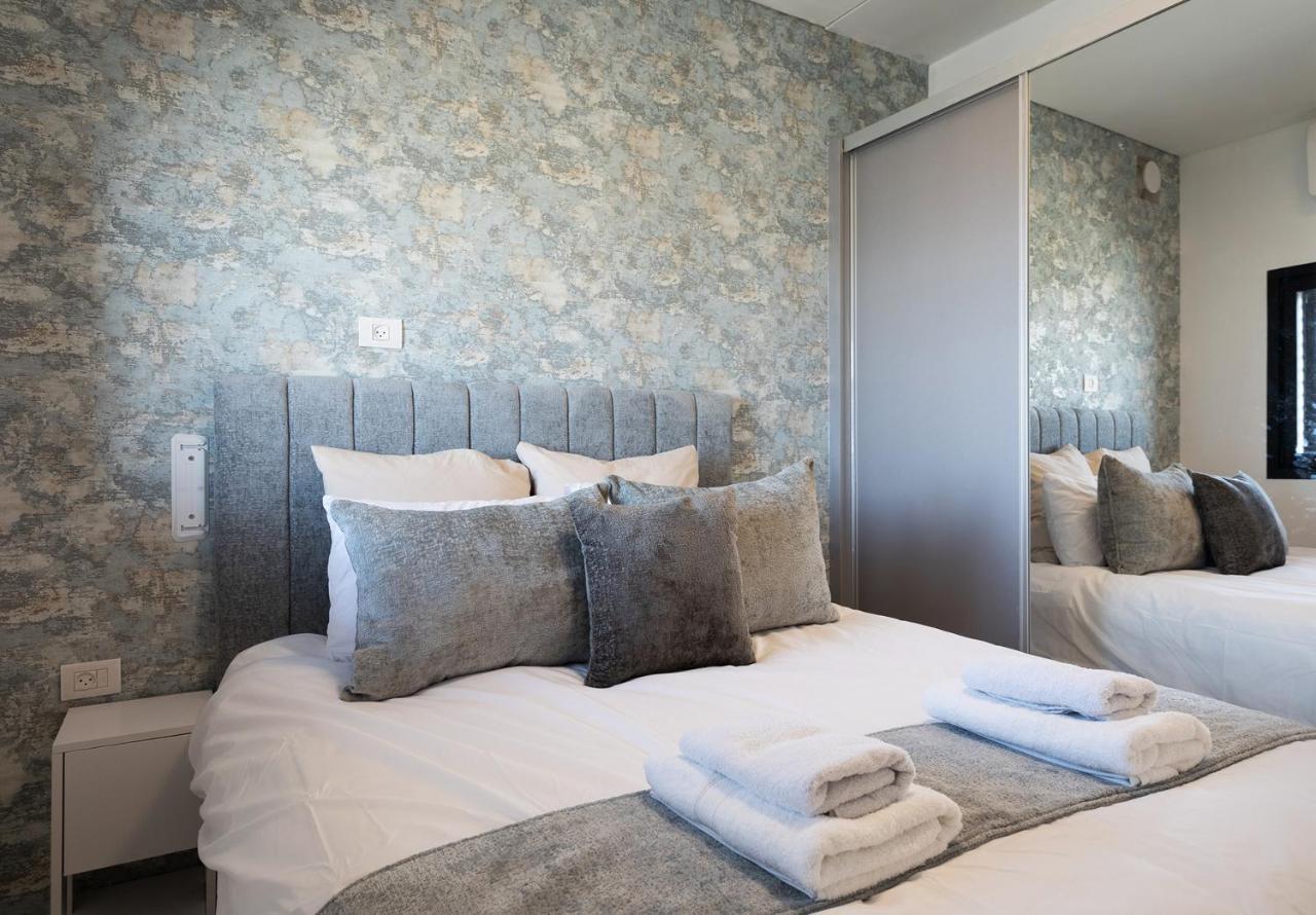 Yalarent Sea-Breeze Penthouse With Jacuzzi Apartment Bat Yam Bagian luar foto