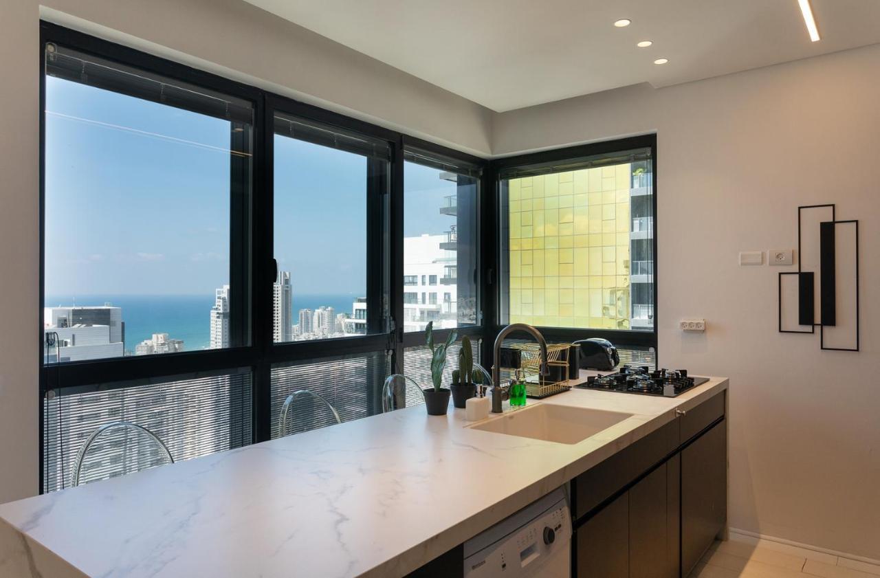 Yalarent Sea-Breeze Penthouse With Jacuzzi Apartment Bat Yam Bagian luar foto