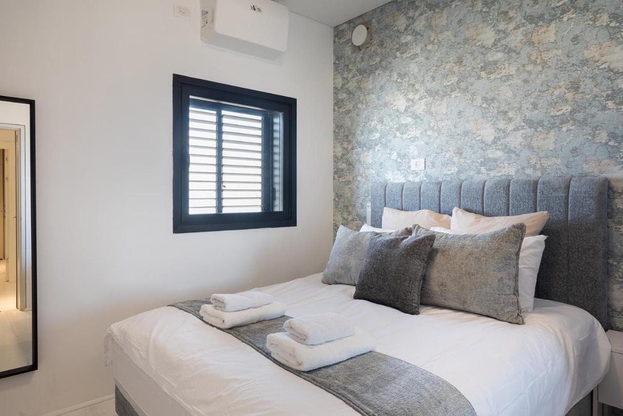 Yalarent Sea-Breeze Penthouse With Jacuzzi Apartment Bat Yam Bagian luar foto