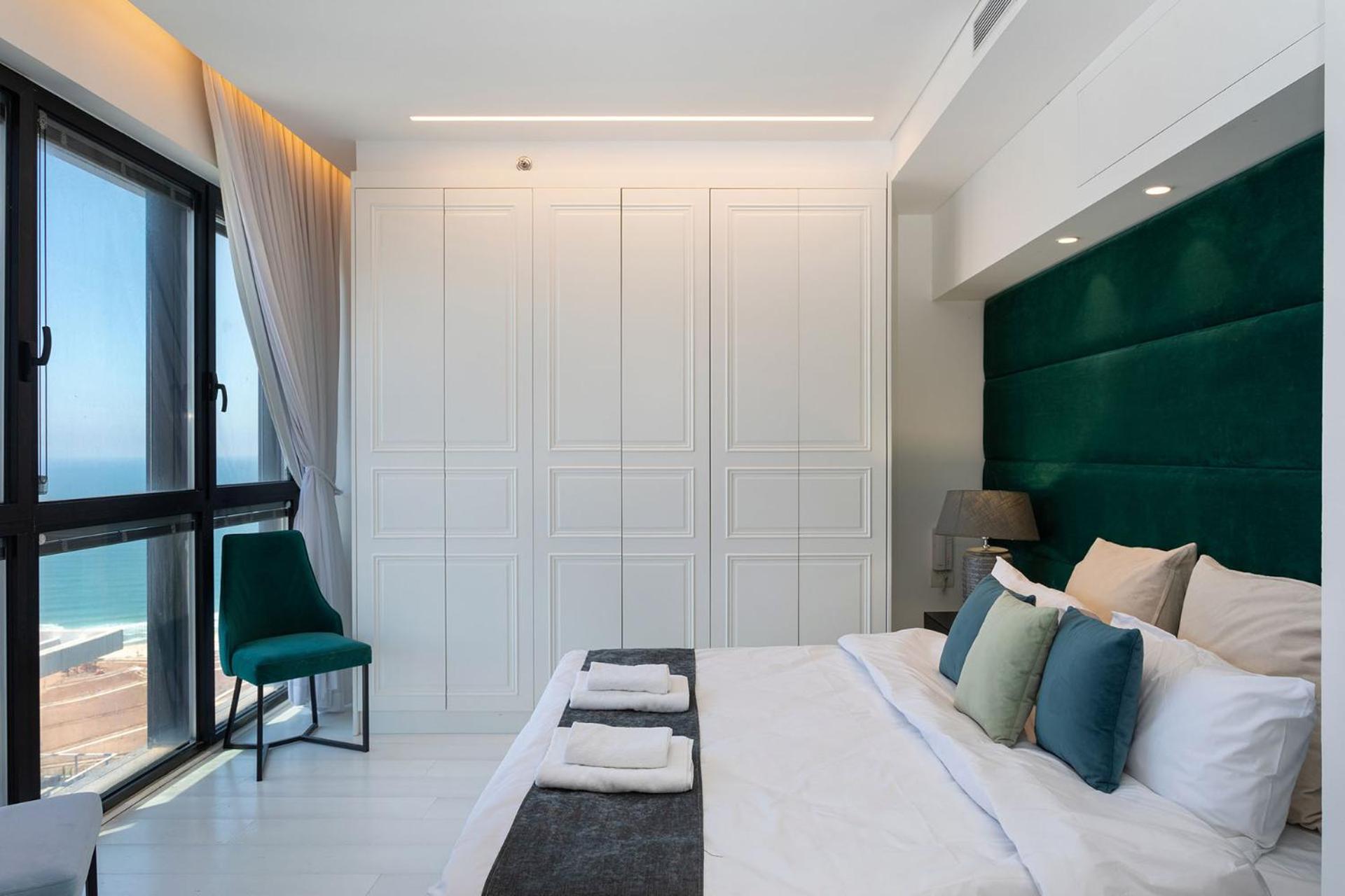 Yalarent Sea-Breeze Penthouse With Jacuzzi Apartment Bat Yam Bagian luar foto