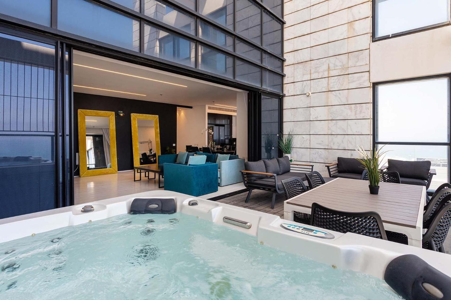 Yalarent Sea-Breeze Penthouse With Jacuzzi Apartment Bat Yam Bagian luar foto